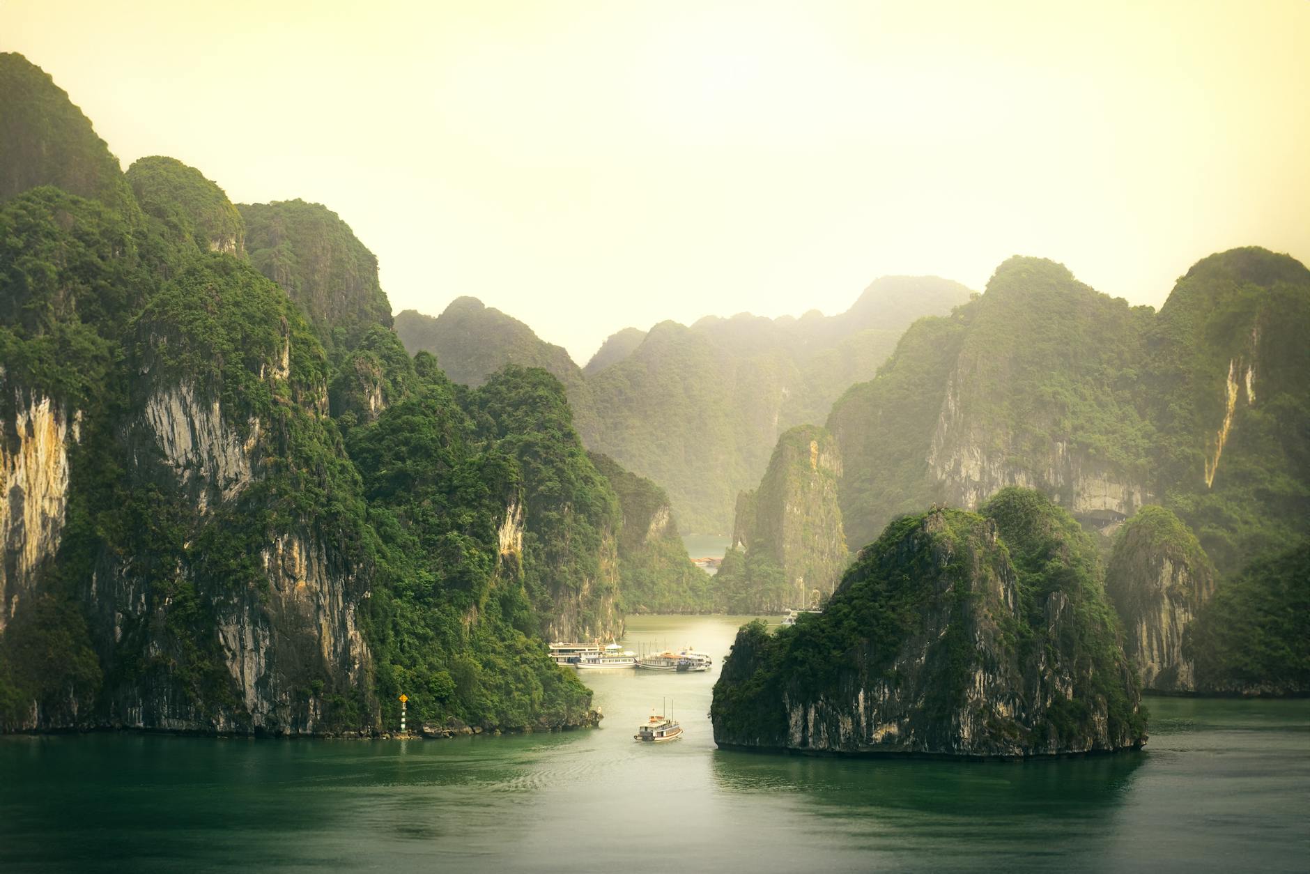 Panorama aereo del Vietnam dalla Baia di Ha Long al Delta del Mekong